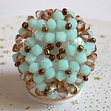 Bague N&eacute;nuphar mont&eacute;e avec toupies Menthe et Light Smoked Topaz en Cristal de Swarovski, facettes en Verre de Boh&egrave;me de m&ecirc;me couleur que les cristaux, entrecrois&eacute;es avec des rocailles Dark Bronze 